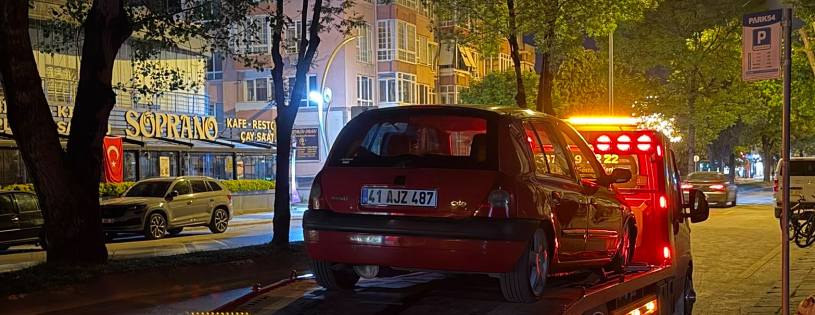 Gece otoyolda araç taşıyan oto çekici