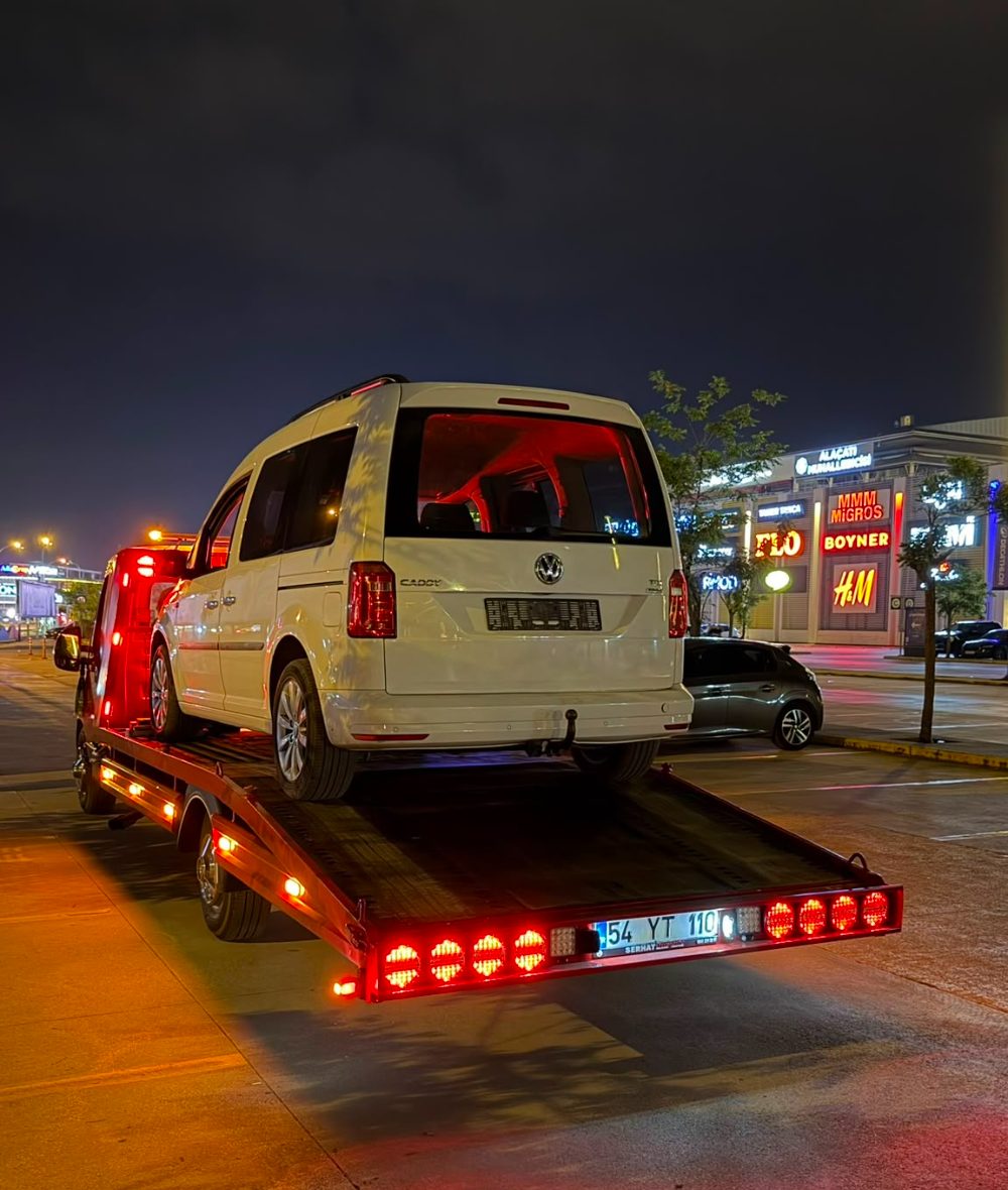 Kırmızı platformlu oto çekici Sakarya'da araç yüklemeye hazır