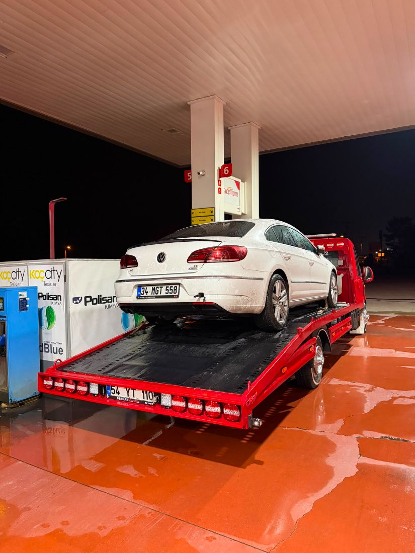 Gece dinlenme tesisinde araç taşıyan çekici