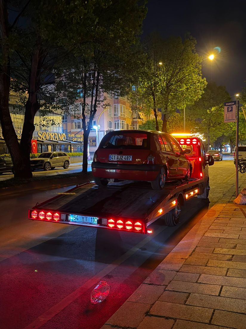 Gece şehir merkezinde araç taşıyan Taşdemir oto çekici