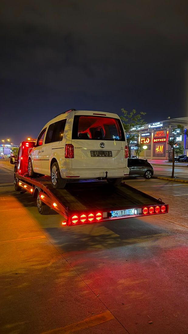 Gece cadde üzerinde araç taşıma